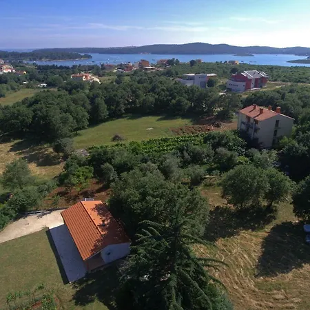 Kipo I Lunja Holiday home *