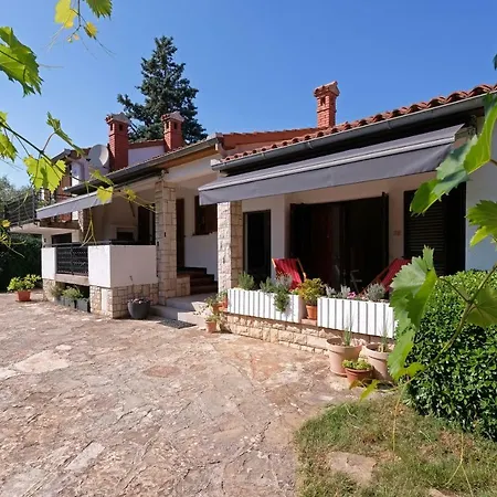 Kipo I Lunja Holiday home *